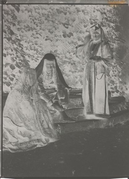 Femmes tatares en costumes nationaux