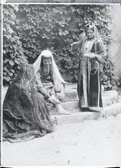 Femmes tatares en costumes nationaux