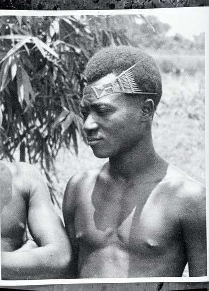 Jeune homme Banda portant le peigne en bambou