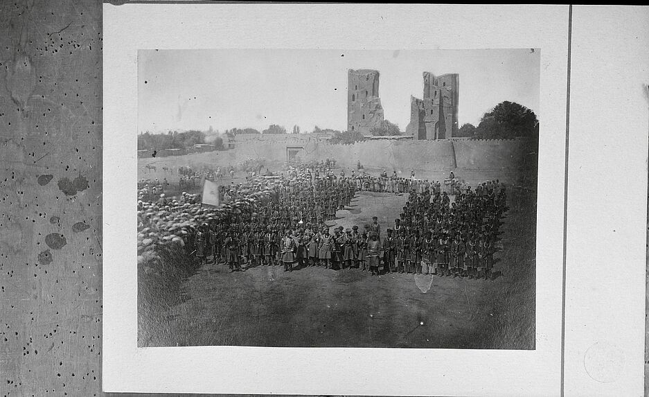 Parade des troupes de l'émir à Chah-i-Sabz