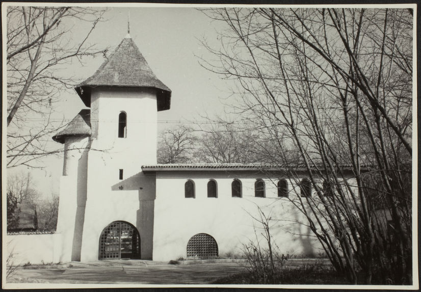 Vue d'une église du musée du village de Bucarest