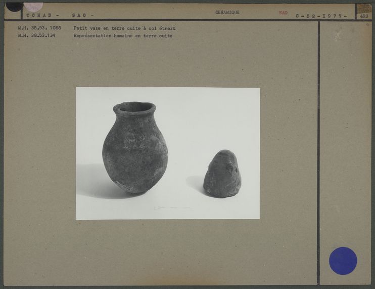 Petit vase et représentation humaine en terre cuite