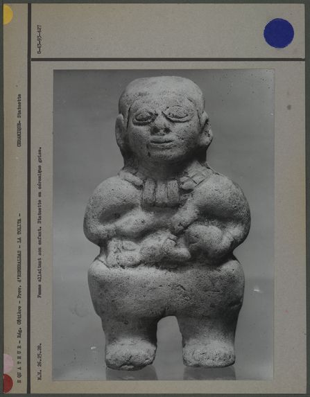 Statuette de femme allaitant, en céramique grise