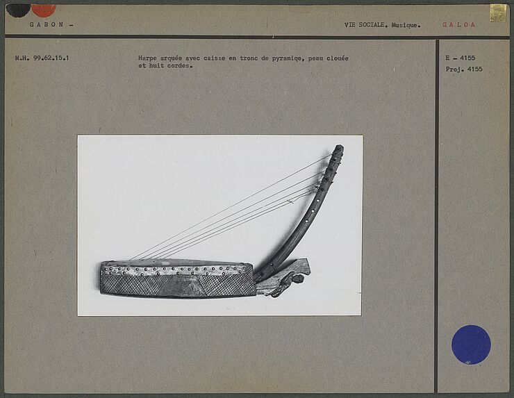 Harpe arquée avec caisse en tronc de pyramide