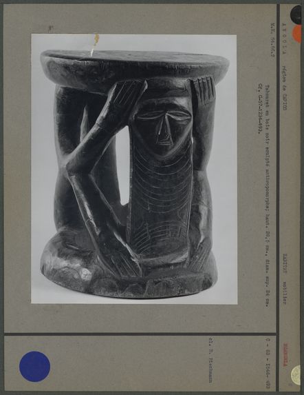 Tabouret en bois noir sculpté anthropomorphe