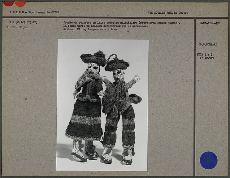 Couple de poupées en laine tricotée multicolore