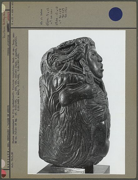 Pierre, statue représentant le dieu Quetzalcoatl, profil gauche