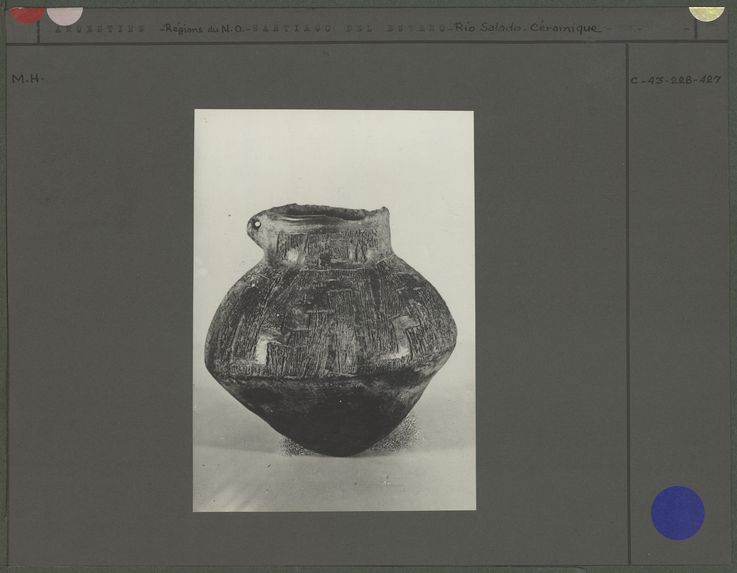Vase en céramique noire gravée