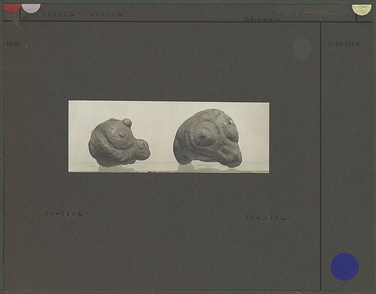 Fragment de vase en terre cuite, tête d'oiseau et fragment de vase, pied formant tête de quadrupède.