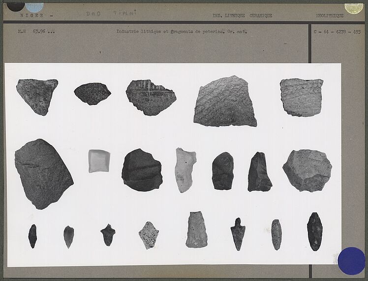 Industrie lithique et fragments de poteries