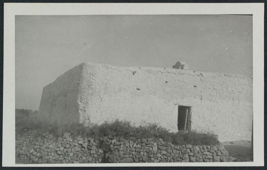 Maison et petit mur d'enceinte dans le Djebel Nefoussa