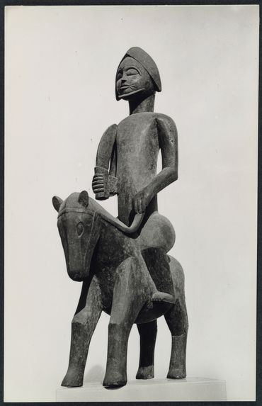 Sculpture sur bois d'un génie à cheval armé d'un sabre