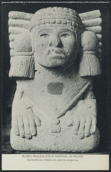Sacerdotisa azteca en piedra volcanica