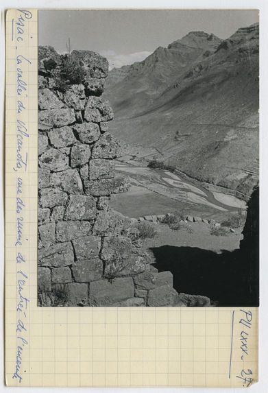 La vallée du Vilcanota, vue des ruines de l'entrée de l'enceinte