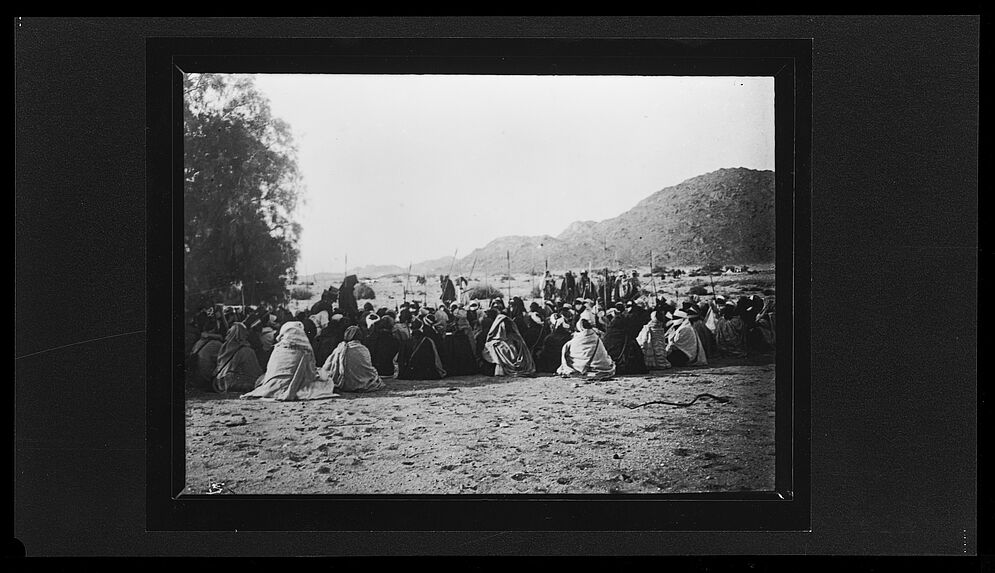 Sans titre [rassemblement d'hommes assis]