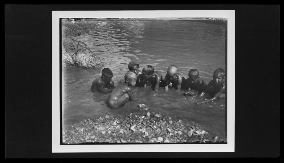 Sans titre [groupe d'enfants se baignant]