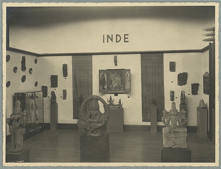 Vue d'une salle d'exposition, section &quot;Inde&quot;, du Musée de la France d'Outre-Mer