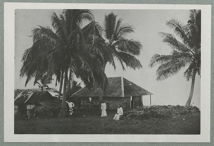 Tahiti. Un plateau sur le bord de mer