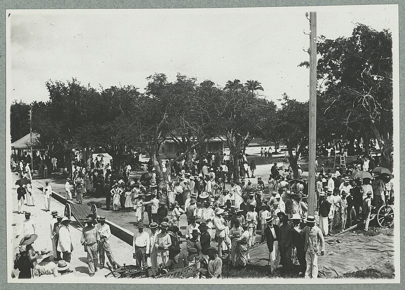 Foule sur la place de la Savane après le cyclone de 1903 (Fort-de-France)