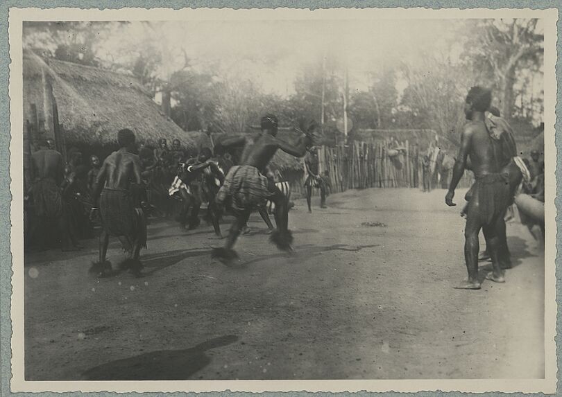 Danseurs sans masques, Lolobo, Managwe (Akroubous)