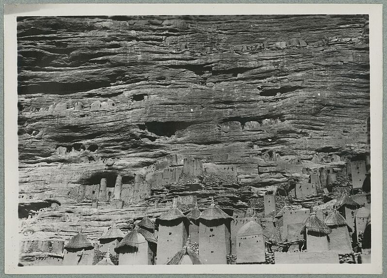 Falaise de Sanga. Habitations dans la falaise