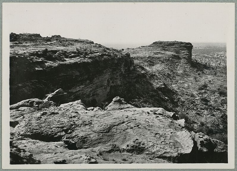 Paysage des environs de Sanga. La Falaise