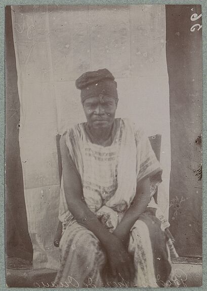 Goudjio, frère de Ouayo [homme assis de face]