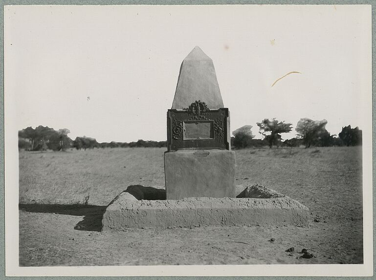 Goundam. Monument élevé sur les lieux du massacre de la colonne Bonnier