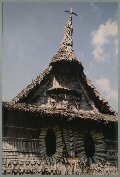 Moyen Sepik. Aibom. Façade de la maison des hommes