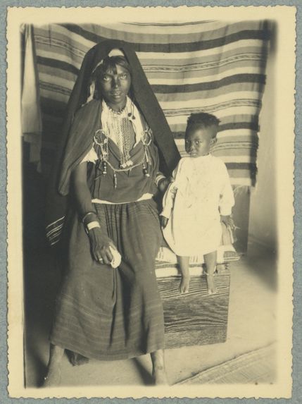 Bédouine à Djerba [portrait de femme et enfant].