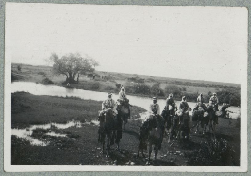 Frontière de Palestine. Méharistes traversant le Jourdain près du lac de Tibériade