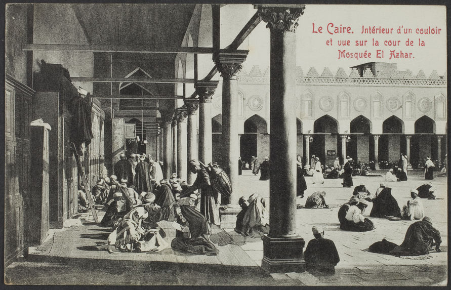 Le Caire. Intérieur d'un couloir et vue sur la cour de la Mosquée El Azhar