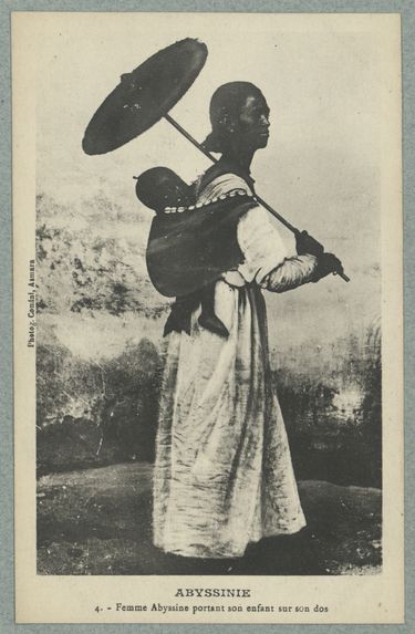 Abyssinie. Femme Abyssine portant son enfant sur son dos