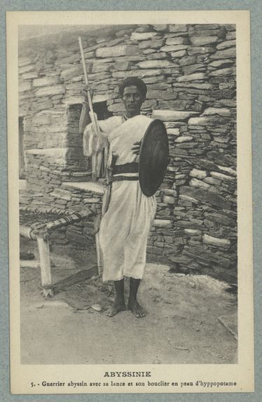 Abyssinie. Guerrier abyssin avec sa lance et son bouclier en peau d'hyppopotame