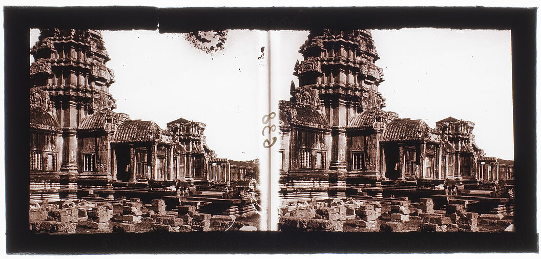 Angkor-Vat : Porte principale de la façade intérieure 1ère enceinte