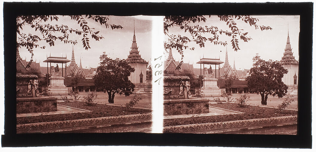 Phnom Penh : la cour de la pagode d'argent : statue du roi Norodom