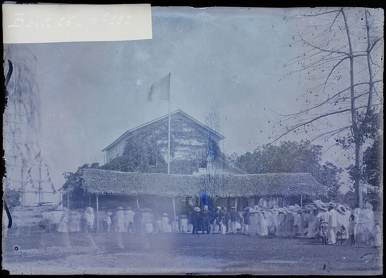 Iles-sous-le-Vent : le drapeau français hissé au palais de la reine de Huahiné