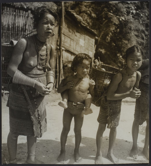 Portage [?] garçon [femme et petite fille portant des paniers et petit garçon portant un bébé sur son dos]