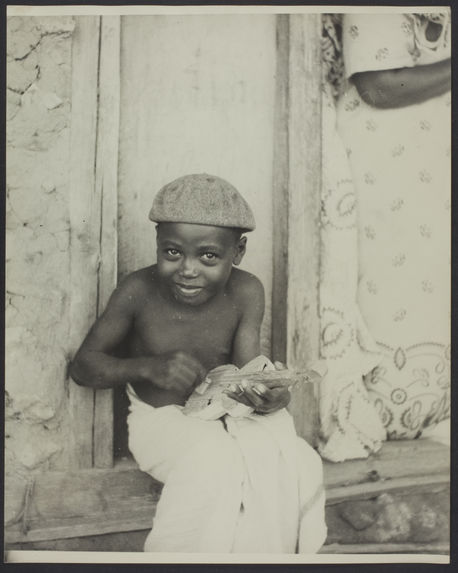 Zanzibar ou Commores [sic] [portrait d'un petit garçon avec une petite guitare en bois]