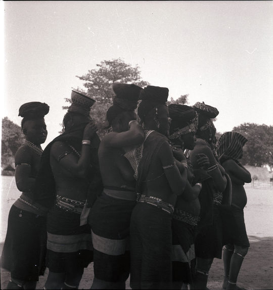 Femmes [groupe de jeunes femmes en tenue de cérémonie]