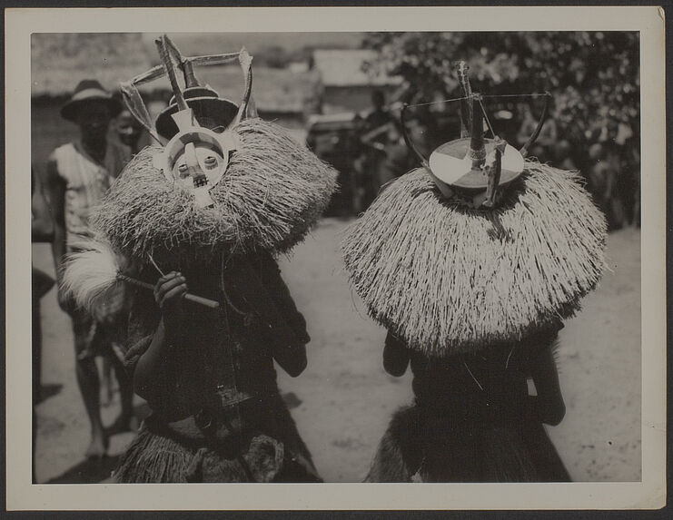 Deux masques utilisés au cours des cérémonies de la circoncision par les indigènes Bayaka du Kwango