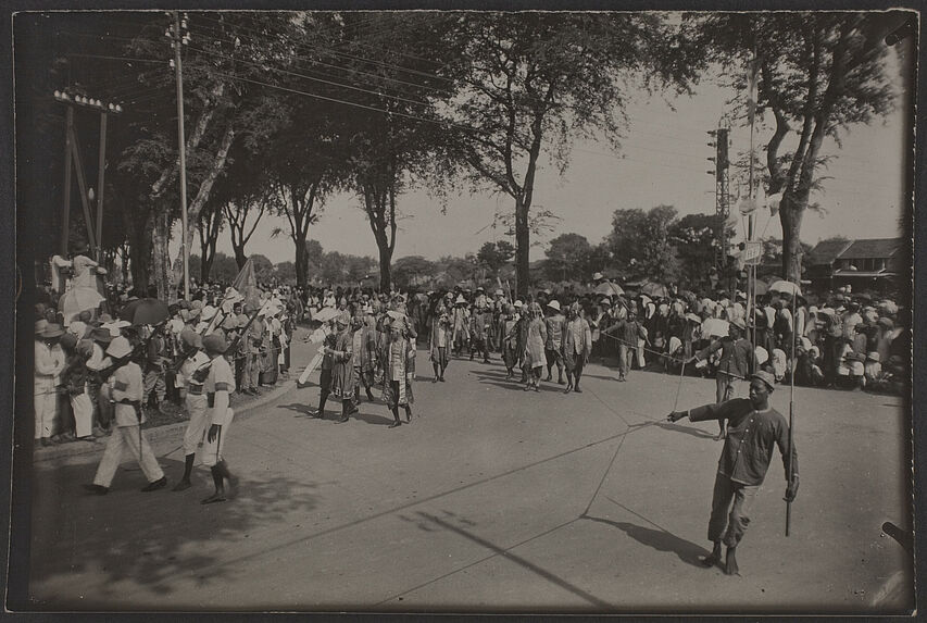 Défilé du cortège de S.M. Monivong près du pont de Verneville à Phnom Penh. (Les dignitaires)