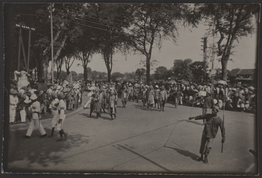 Défilé du cortège de S.M. Monivong près du pont de Verneville à Phnom Penh. (Les dignitaires)