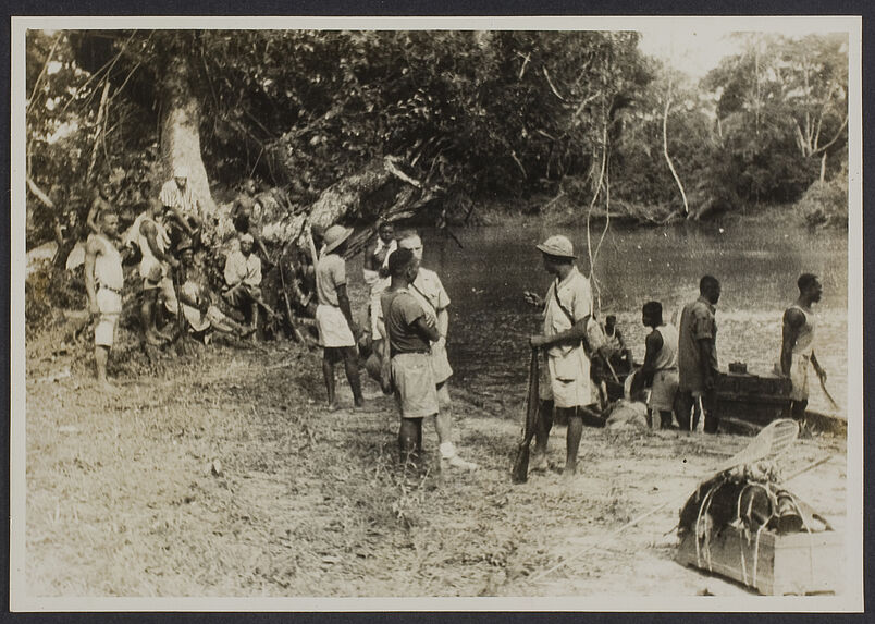 Mission IFAN Dekeyser-Holas au Libéria en 1948. [Groupe au bord d'un cours d'eau]