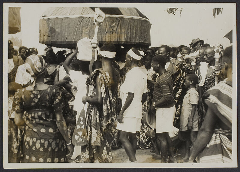 Défilé des sièges sacrés devant les chefs agnis, Fêtes des ignames, Abengourou, Côte d'Ivoire
