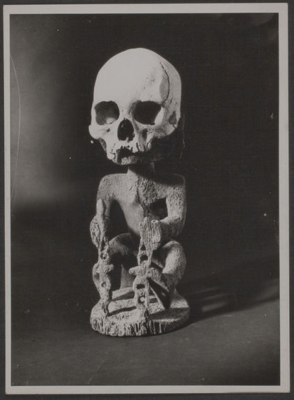Nouvelle Guinée [sculpture avec la partie supérieure d'un crâne humain]