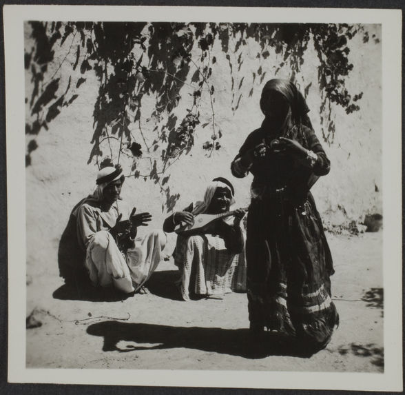 Nachabiyeh. Une naouah (Tsigane) dansant et deux musiciens
