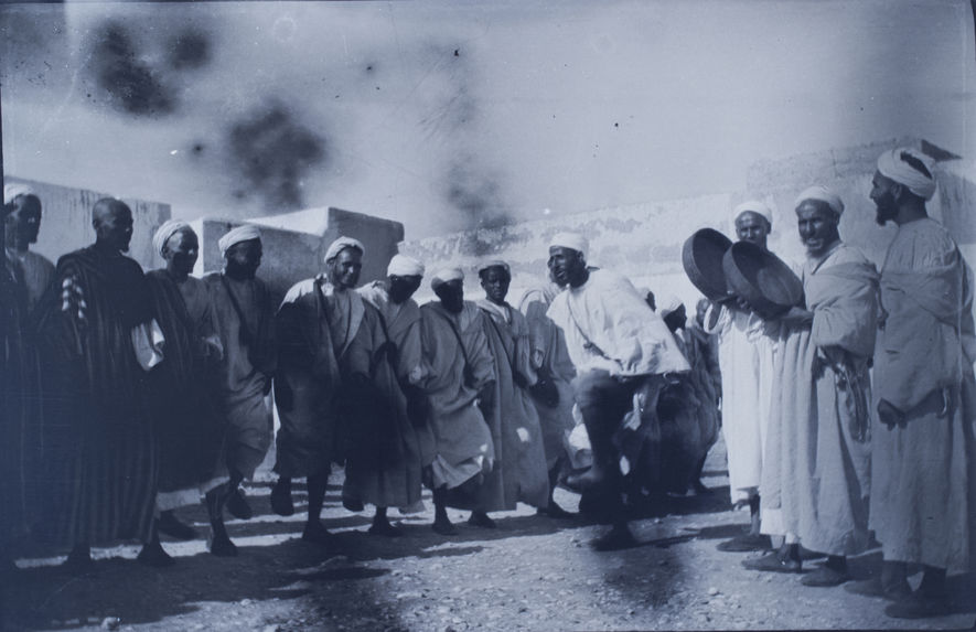 Danses des Meskalas en tournée chez Khoubban [danseurs et joueurs de tambours]