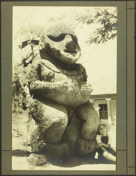 Sans titre [un garçon assis contre une sculpture monumentale]