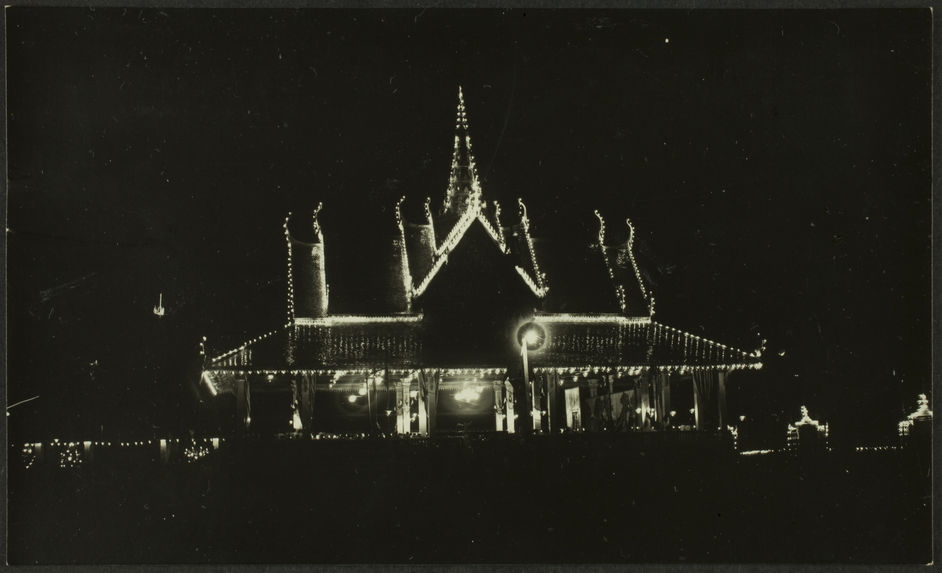 Juillet 1928. Fêtes du couronnement de S. M. Monivong. Illuminations de l'ancienne salle de danse, et illumination d'un navire de guerre mouillé dans le Tonlésap